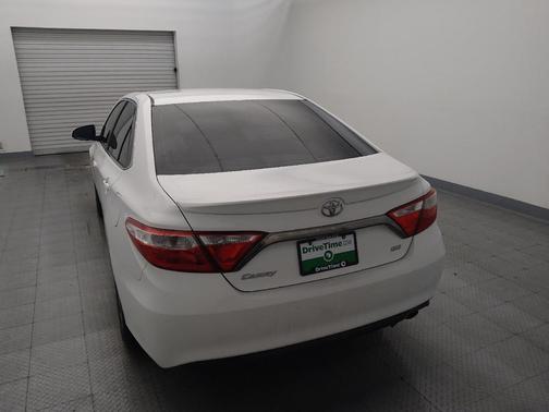 Super White 2017 Toyota Camry SE