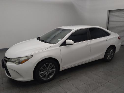 Super White 2017 Toyota Camry SE