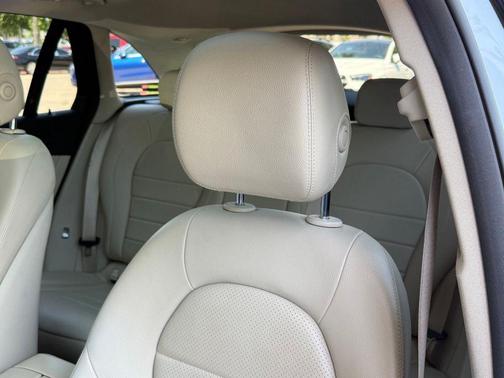 Diamond Silver Metallic 2017 Mercedes-Benz GLC 300 4MATIC