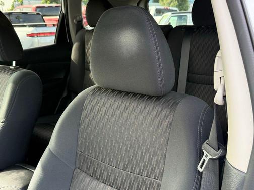 Pearl White 2018 Nissan Rogue SV