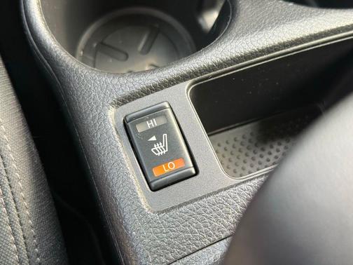 Pearl White 2018 Nissan Rogue SV