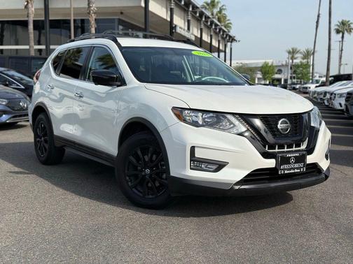 Pearl White 2018 Nissan Rogue SV