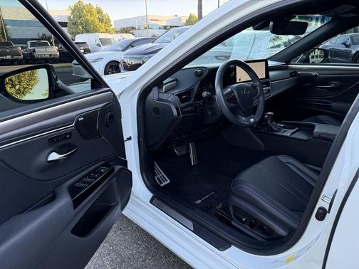 2024 Lexus ES 300h F SPORT Handling
