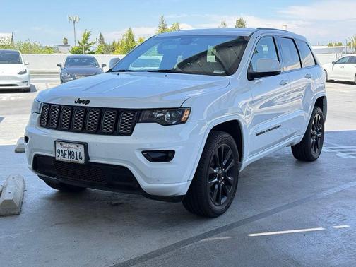 Bright White Clearcoat 2022 Jeep Grand Cherokee Laredo