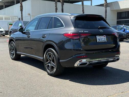 Graphite Grey Metallic 2026 Mercedes-Benz GLC 300 4MATIC