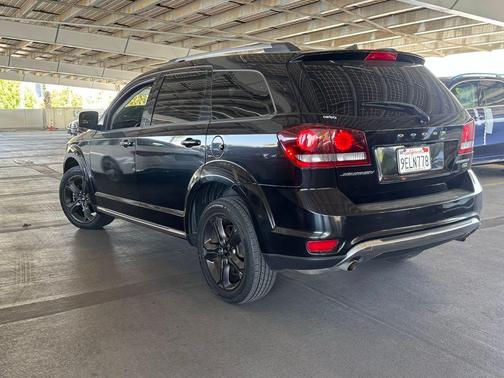 Pitch Black Clearcoat 2018 Dodge Journey Crossroad