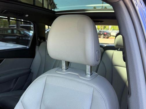 Navarra Blue Metallic 2024 Audi Q7 45 Premium Plus