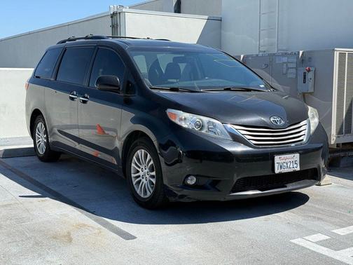 Midnight Black Metallic 2017 Toyota Sienna XLE