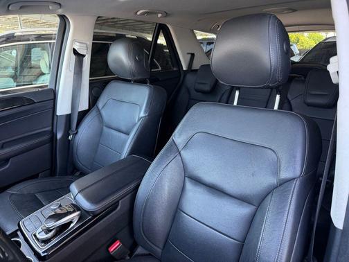 Polar White 2017 Mercedes-Benz GLE 550e 4MATIC