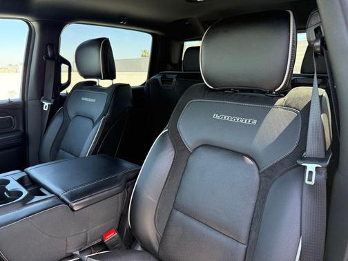 Diamond Black Crystal Pearlcoat 2025 RAM 1500 Laramie