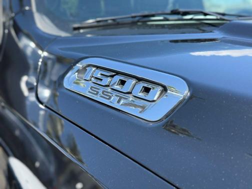 Diamond Black Crystal Pearlcoat 2025 RAM 1500 Laramie