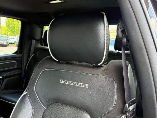 Diamond Black Crystal Pearlcoat 2025 RAM 1500 Laramie