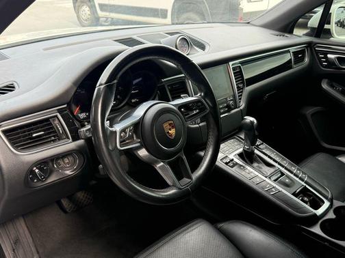 White 2018 Porsche Macan Macan