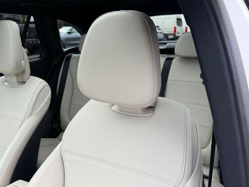 Polar White 2026 Mercedes-Benz GLC 300 Base
