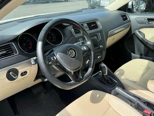 Pure White 2017 Volkswagen Jetta 1.4T SE