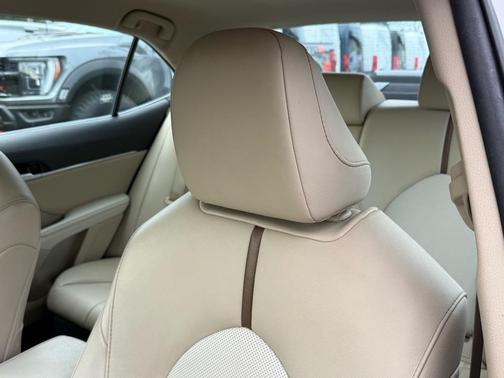 2020 Toyota Camry Hybrid XLE