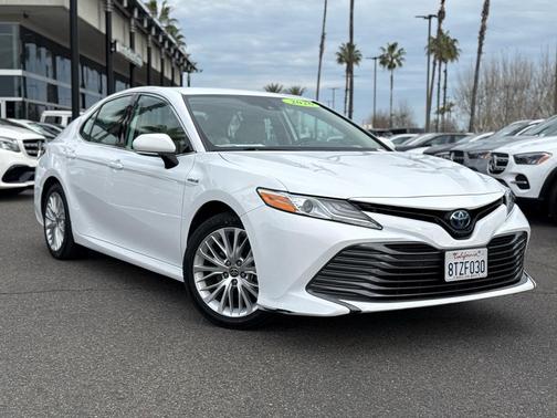 2020 Toyota Camry Hybrid XLE