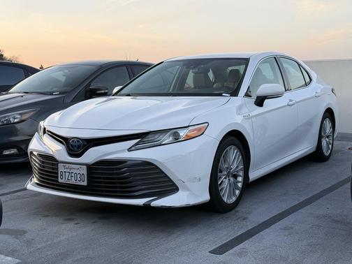 2020 Toyota Camry Hybrid XLE