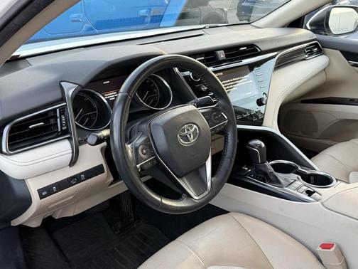 2020 Toyota Camry Hybrid XLE