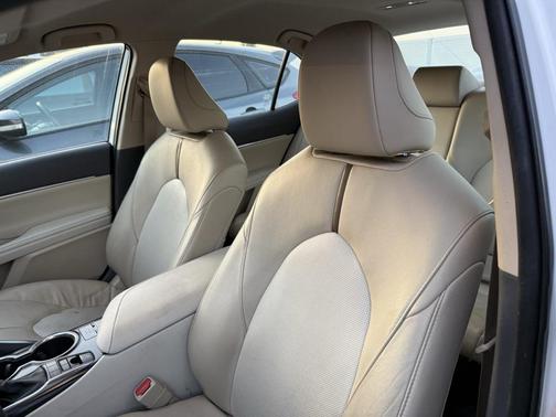 2020 Toyota Camry Hybrid XLE