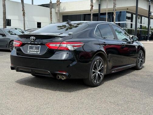 Midnight Black Metallic 2019 Toyota Camry SE