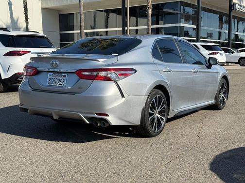 Celestial Silver Metallic 2018 Toyota Camry SE