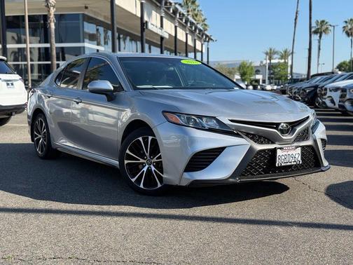 Celestial Silver Metallic 2018 Toyota Camry SE
