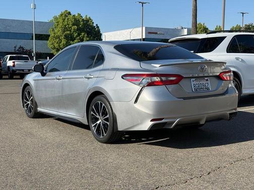 Celestial Silver Metallic 2018 Toyota Camry SE