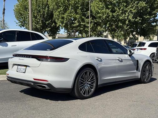 2022 Porsche Panamera 4