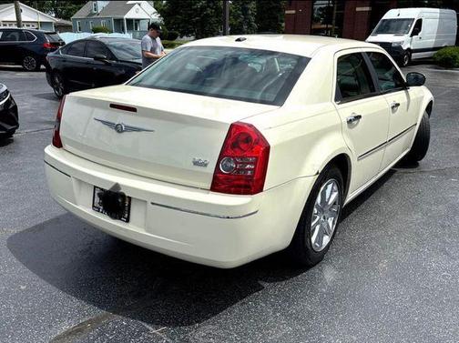 White 2010 Chrysler 300 Touring/Signature/Executive Series