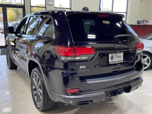 Photo 3 of 35 of 2018 Jeep Grand Cherokee Overland