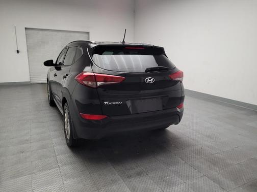 Black Noir Pearl 2017 Hyundai TUCSON SE