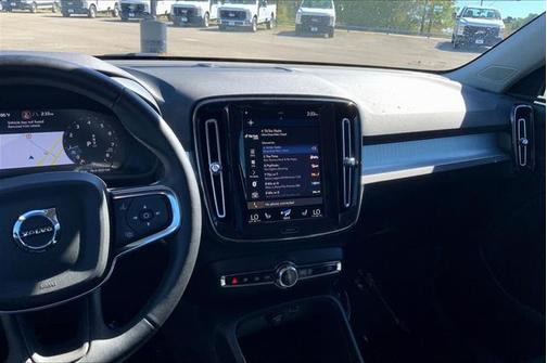 2022 Volvo XC40 T5 Momentum