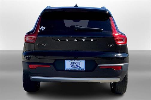 2022 Volvo XC40 T5 Momentum