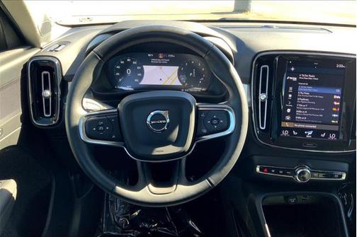 2022 Volvo XC40 T5 Momentum