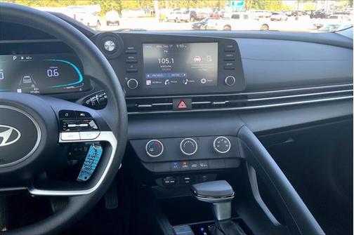 2024 Hyundai ELANTRA SE