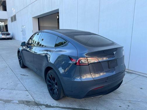 2022 Tesla Model Y Long Range Dual Motor All-Wheel Drive