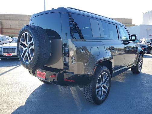 2025 Land Rover Defender 110 P400 X