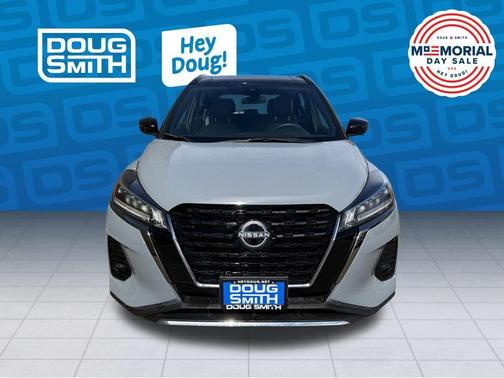 2 Tone Gray / Black 2023 Nissan Kicks SR