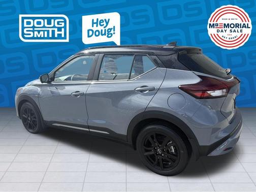 2 Tone Gray / Black 2023 Nissan Kicks SR