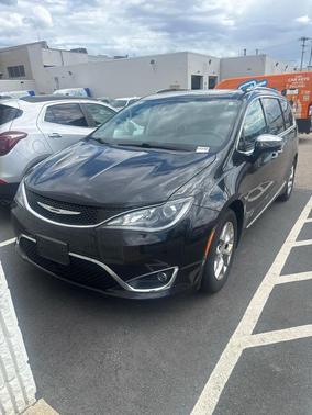 Brilliant Black Crystal Pearlcoat 2018 Chrysler Pacifica Limited
