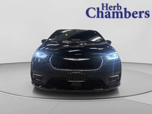 Diamond Black Crystal Pearlcoat 2025 Chrysler Pacifica L