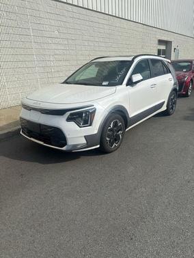 Snow White Pearl 2024 Kia Niro EV Wave