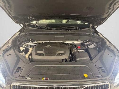 2017 Volvo XC90 T6 Momentum