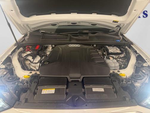Glacier White Metallic 2023 Audi Q7 45 Premium