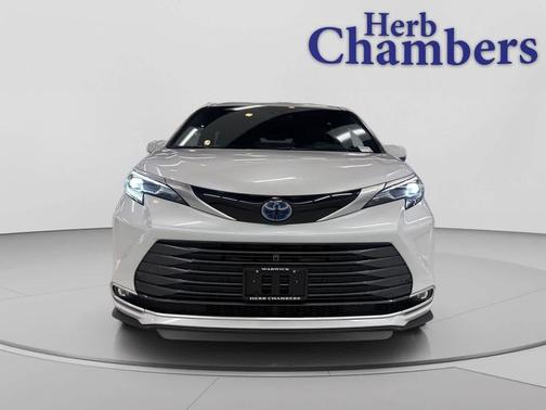 White 2025 Toyota Sienna Platinum
