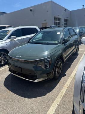 Cityscape Green 2023 Kia Niro EV Wave