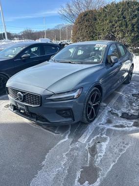 2024 Volvo S60 B5 Plus Dark Theme