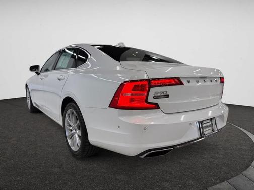 2017 Volvo S90 T6 Momentum