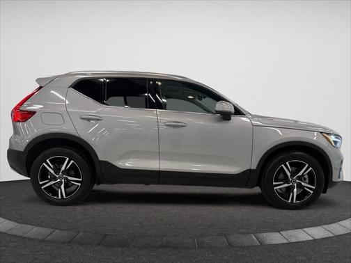 2023 Volvo XC40 B5 Plus Bright Theme
